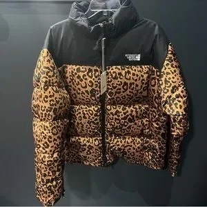 ダウンジャケット・コート VETEMENTS Vetements Leopard Logo Puffer Jacket s_wp_65486e7bbd06298ca803327c.webp